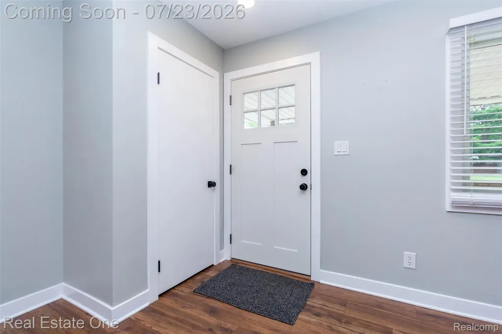 7354 N Shaker Drive Waterford Charter Township MI 48327