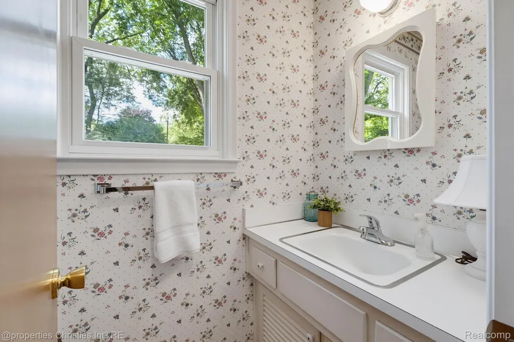 5600 Woodwind Drive Bloomfield Hills City MI 48301