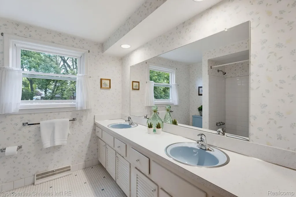 5600 Woodwind Drive Bloomfield Hills City MI 48301