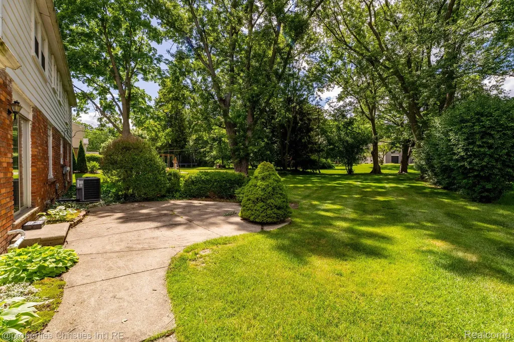 5600 Woodwind Drive Bloomfield Hills City MI 48301