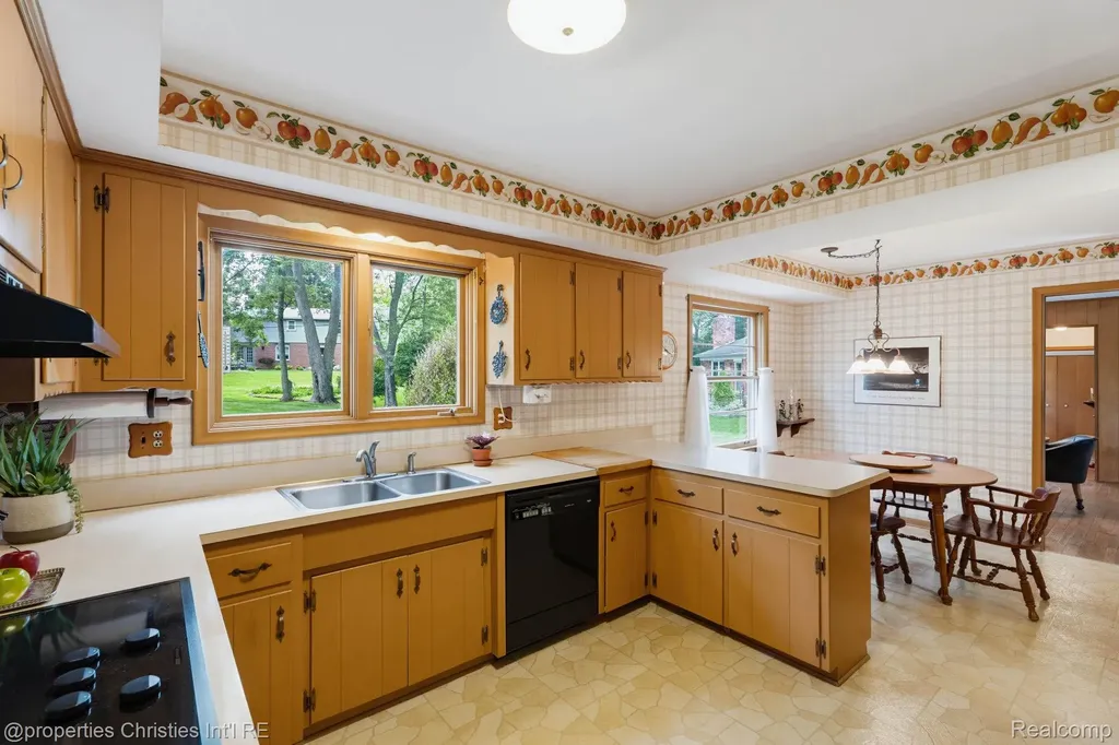 5600 Woodwind Drive Bloomfield Hills City MI 48301