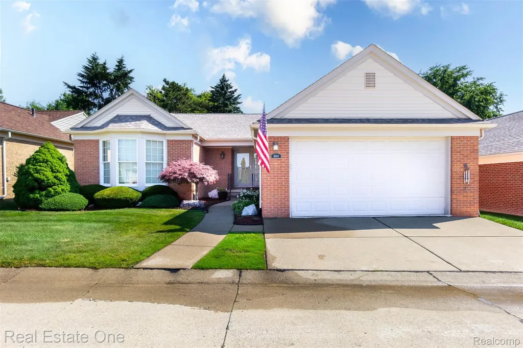 18801 Maple Circle N Clinton Charter Township MI 48036