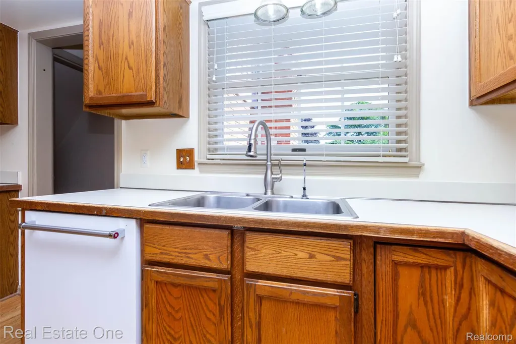 18801 Maple Circle N Clinton Charter Township MI 48036