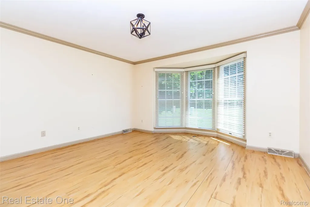 18801 Maple Circle N Clinton Charter Township MI 48036