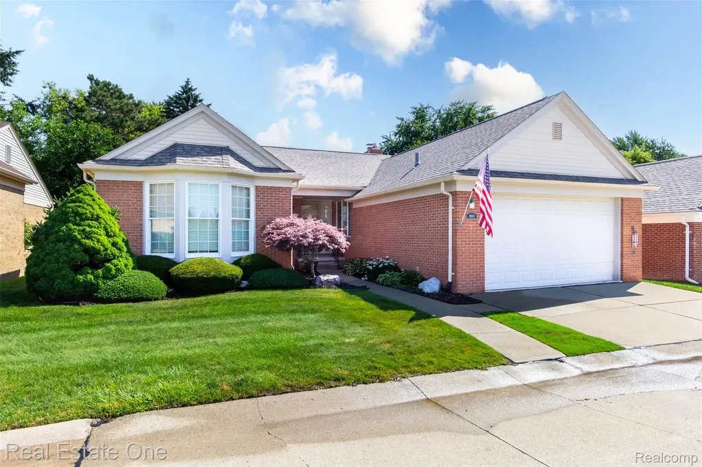 18801 Maple Circle N Clinton Charter Township MI 48036