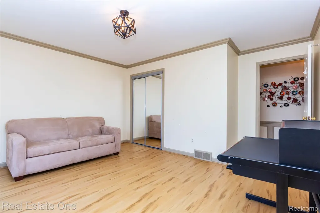 18801 Maple Circle N Clinton Charter Township MI 48036