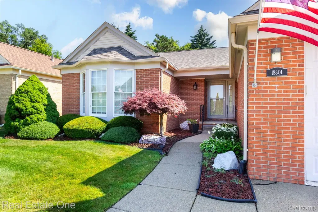18801 Maple Circle N Clinton Charter Township MI 48036