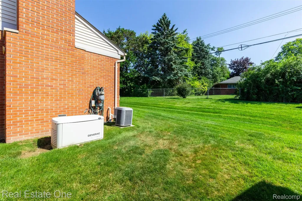 18801 Maple Circle N Clinton Charter Township MI 48036