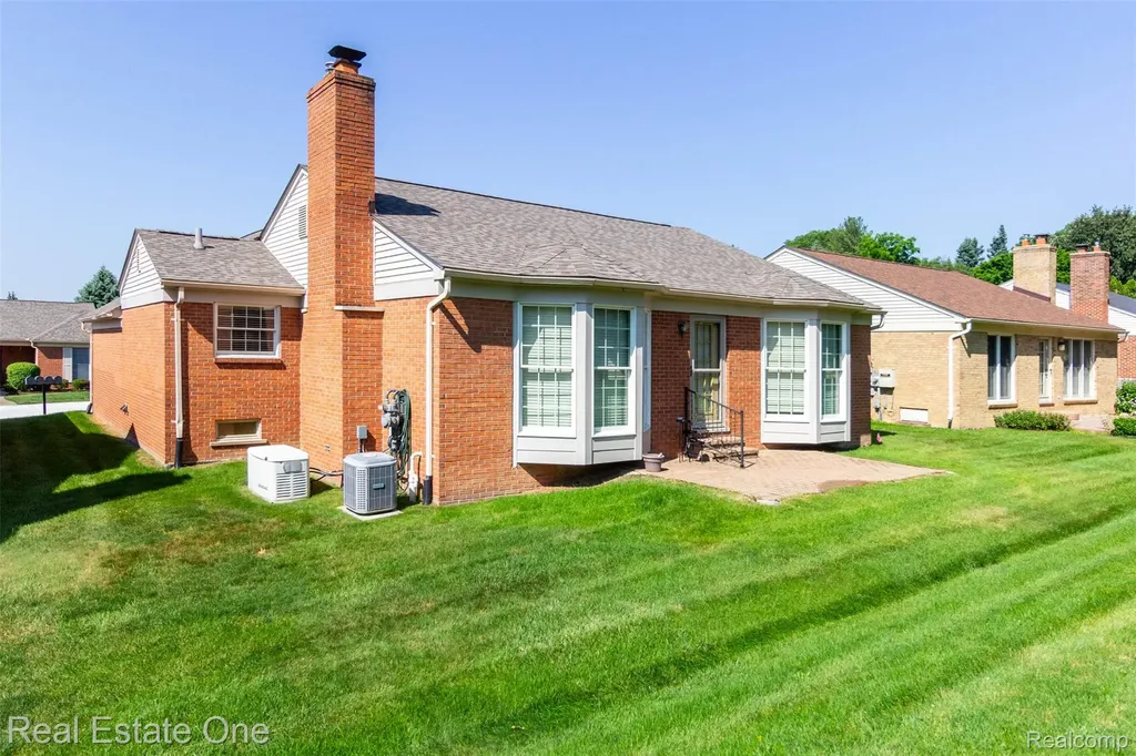 18801 Maple Circle N Clinton Charter Township MI 48036