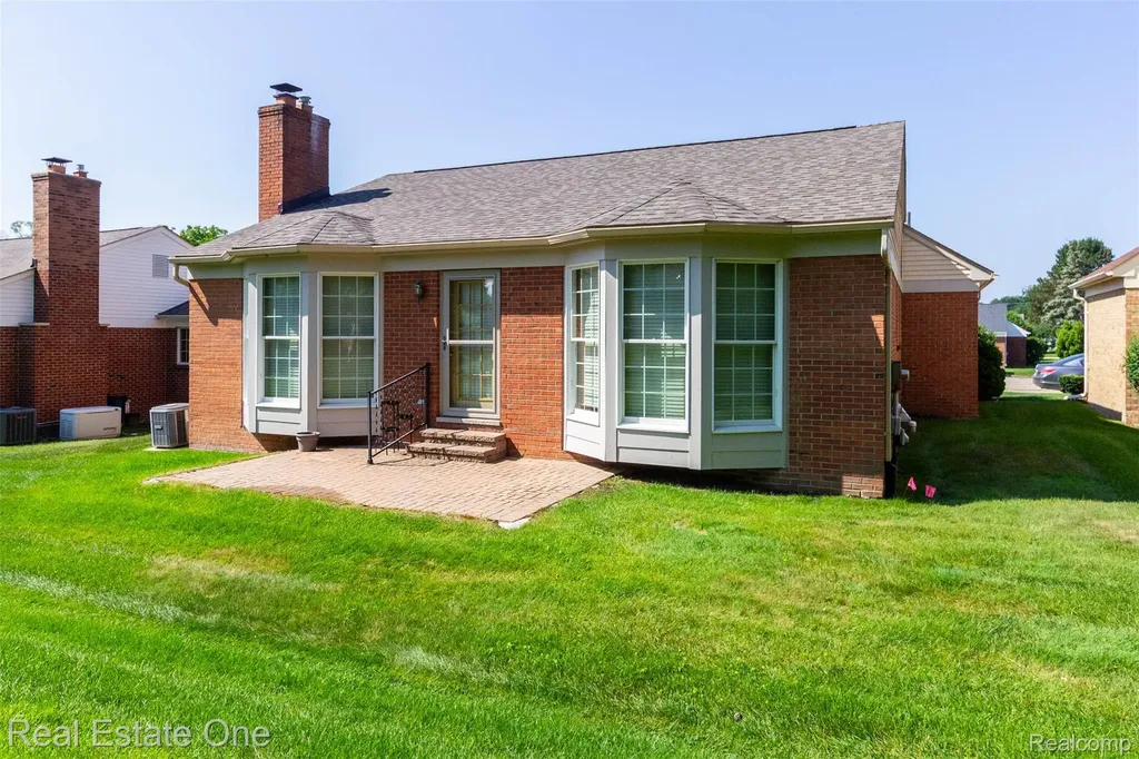 18801 Maple Circle N Clinton Charter Township MI 48036