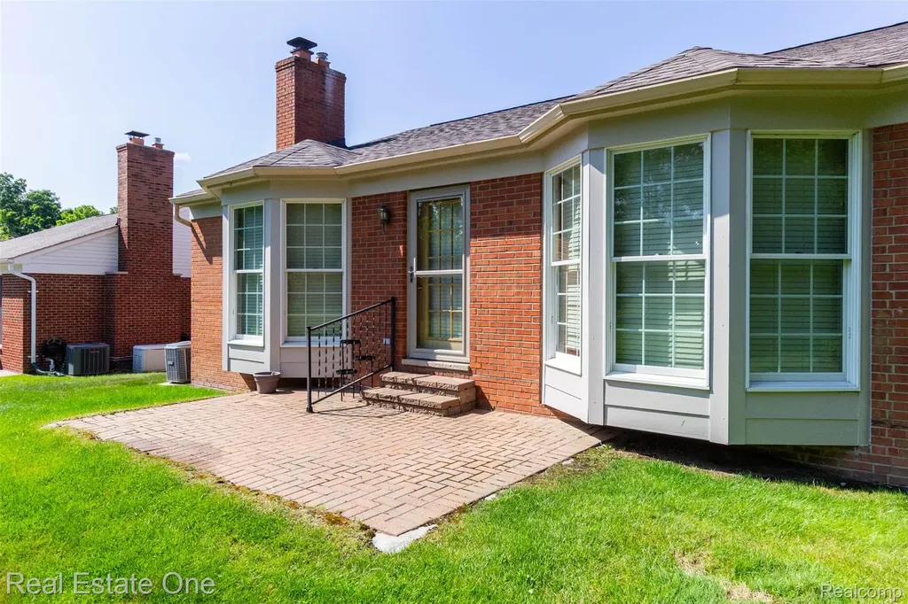 18801 Maple Circle N Clinton Charter Township MI 48036