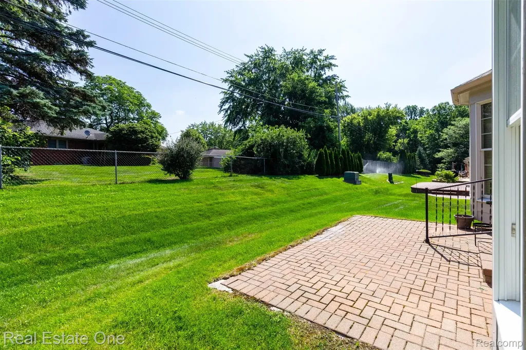 18801 Maple Circle N Clinton Charter Township MI 48036