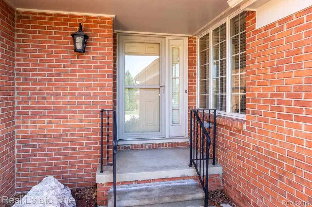 18801 Maple Circle N Clinton Charter Township MI 48036