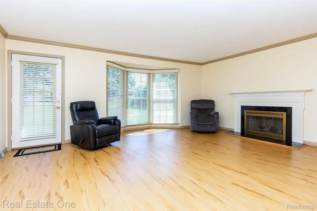 18801 Maple Circle N Clinton Charter Township MI 48036