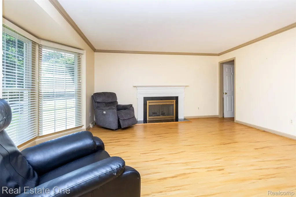18801 Maple Circle N Clinton Charter Township MI 48036