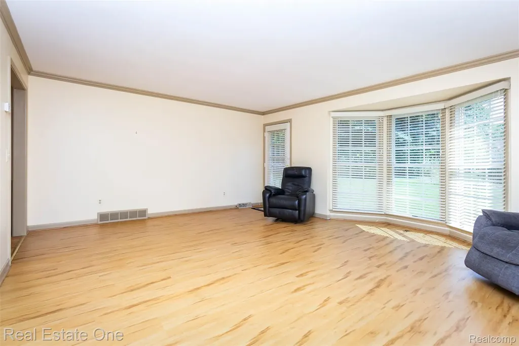 18801 Maple Circle N Clinton Charter Township MI 48036