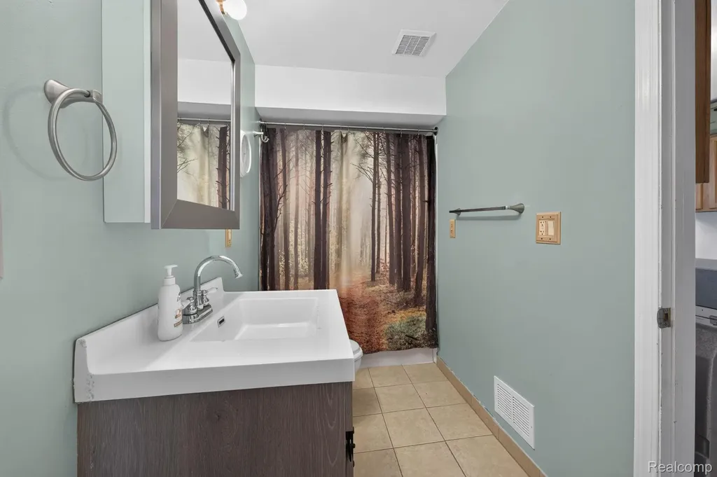 7077 Frances Road Flushing Charter Township MI 48433