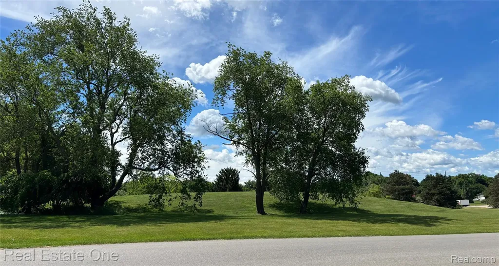 102 Sycamore Highland Charter Township MI 48357