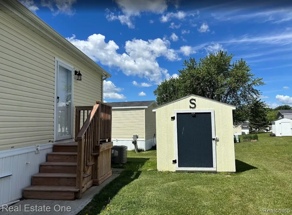 102 Sycamore Highland Charter Township MI 48357