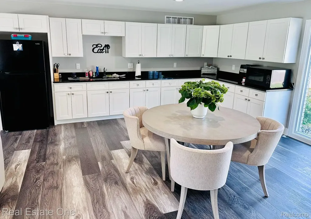 102 Sycamore Highland Charter Township MI 48357