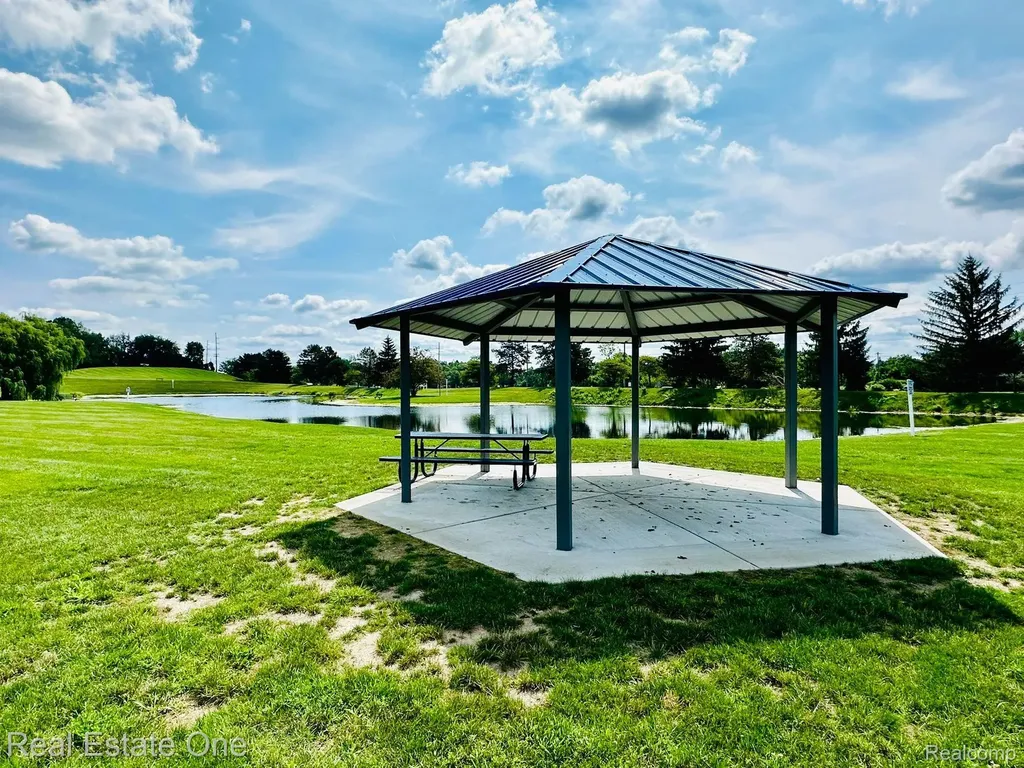 102 Sycamore Highland Charter Township MI 48357