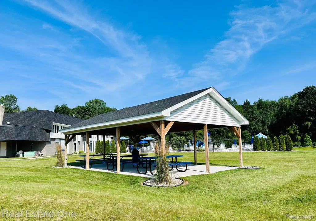 102 Sycamore Highland Charter Township MI 48357