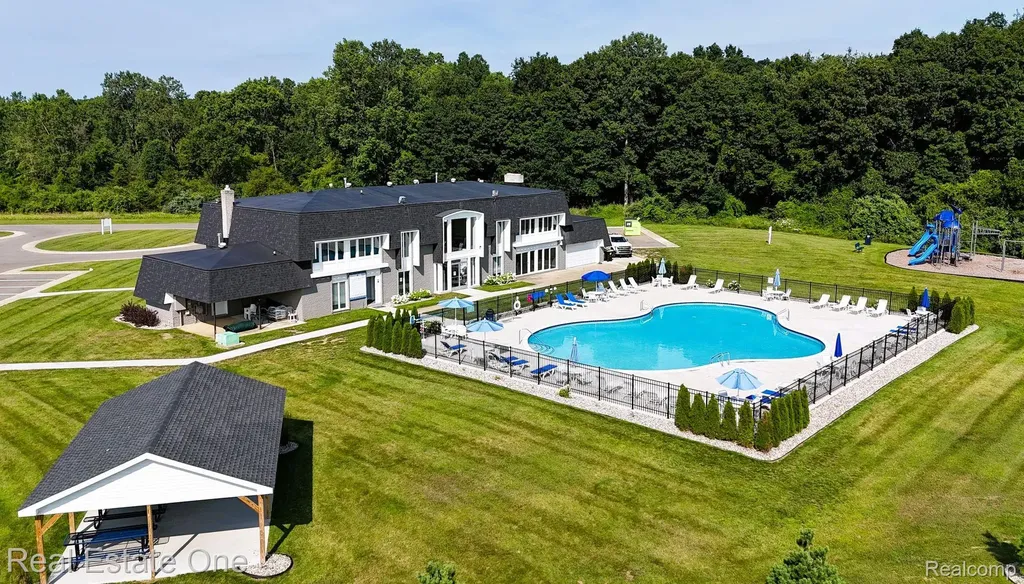 102 Sycamore Highland Charter Township MI 48357