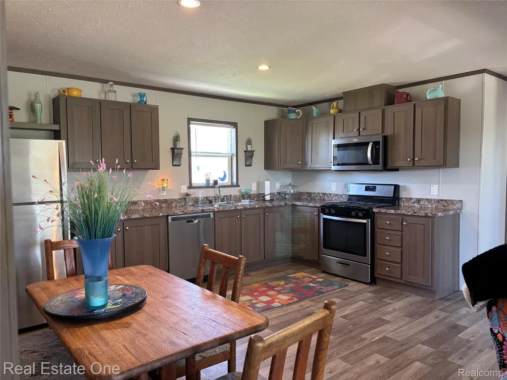 102 Sycamore Highland Charter Township MI 48357
