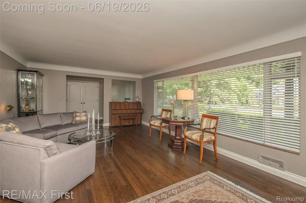 19415 Riverside Drive Beverly Hills Village MI 48025