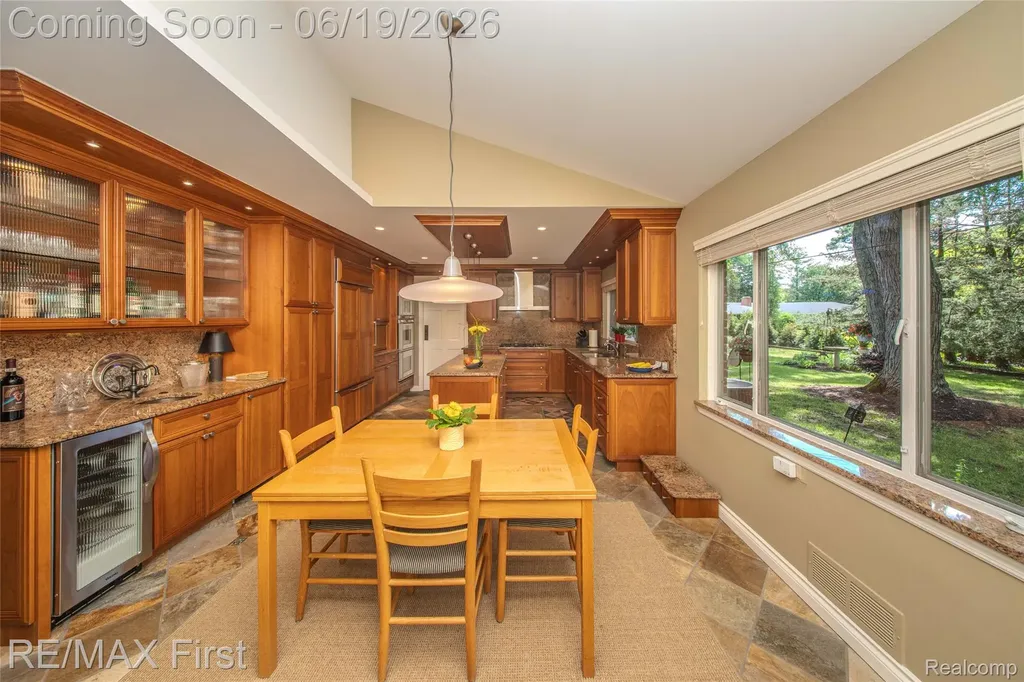 19415 Riverside Drive Beverly Hills Village MI 48025