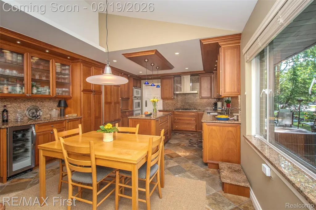 19415 Riverside Drive Beverly Hills Village MI 48025