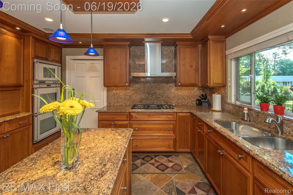 19415 Riverside Drive Beverly Hills Village MI 48025
