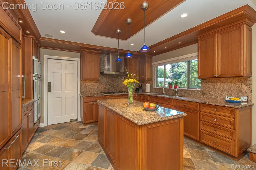 19415 Riverside Drive Beverly Hills Village MI 48025