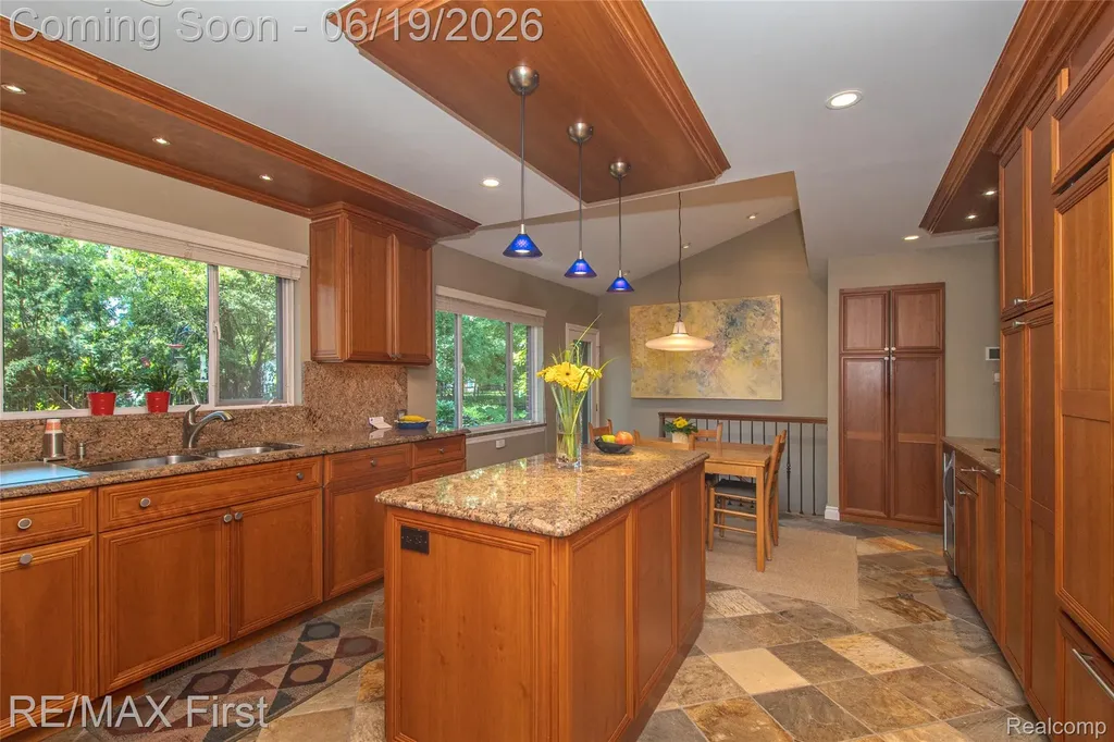 19415 Riverside Drive Beverly Hills Village MI 48025