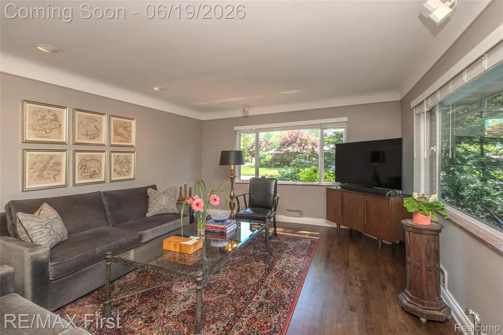 19415 Riverside Drive Beverly Hills Village MI 48025