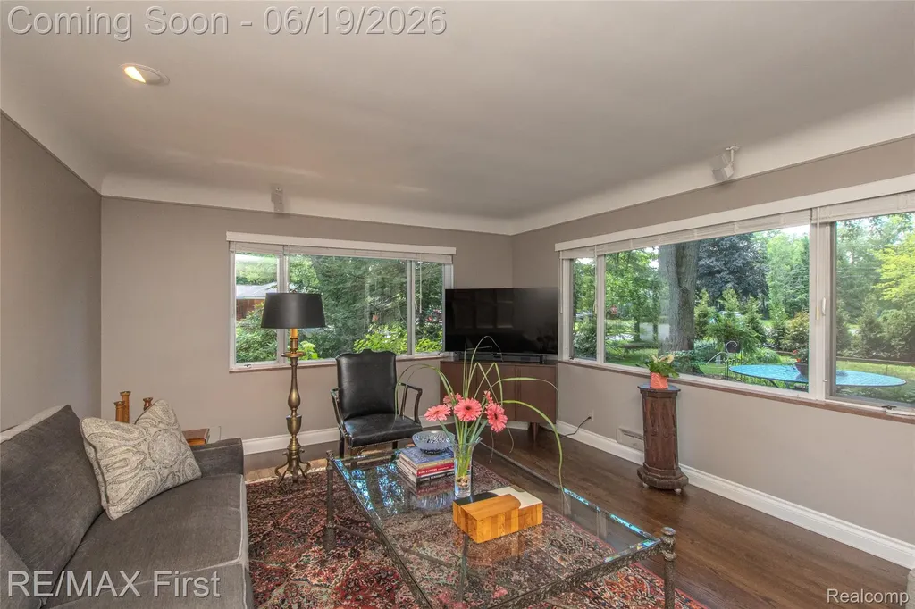 19415 Riverside Drive Beverly Hills Village MI 48025