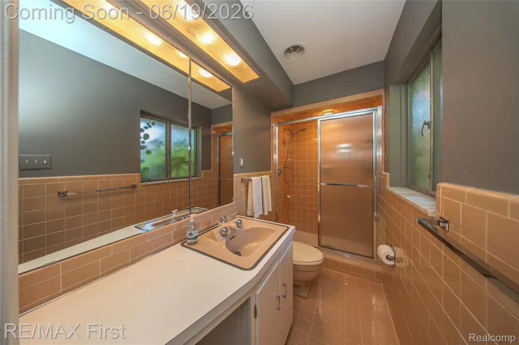 19415 Riverside Drive Beverly Hills Village MI 48025