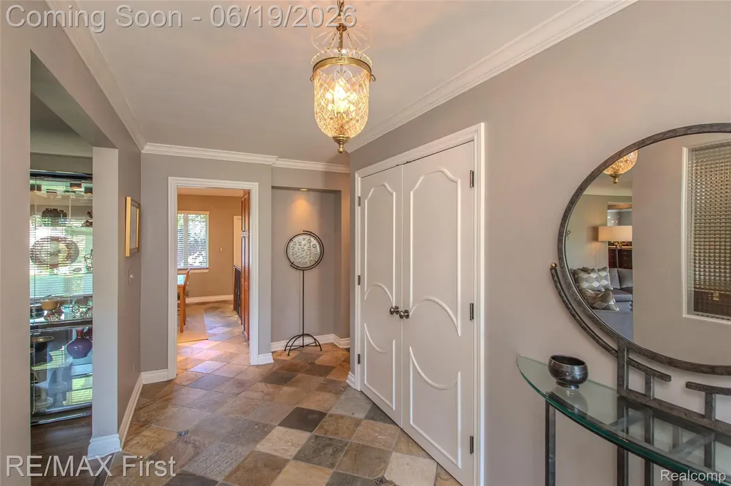 19415 Riverside Drive Beverly Hills Village MI 48025