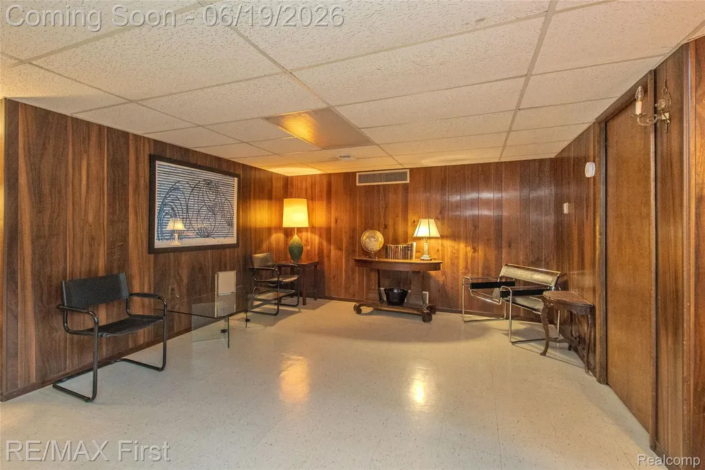 19415 Riverside Drive Beverly Hills Village MI 48025