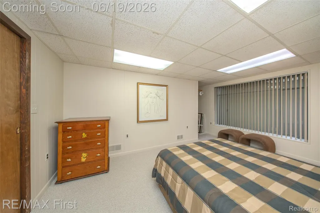 19415 Riverside Drive Beverly Hills Village MI 48025