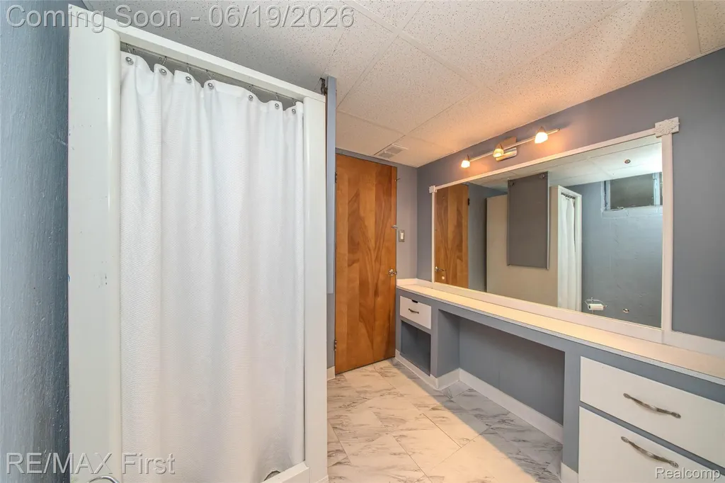 19415 Riverside Drive Beverly Hills Village MI 48025