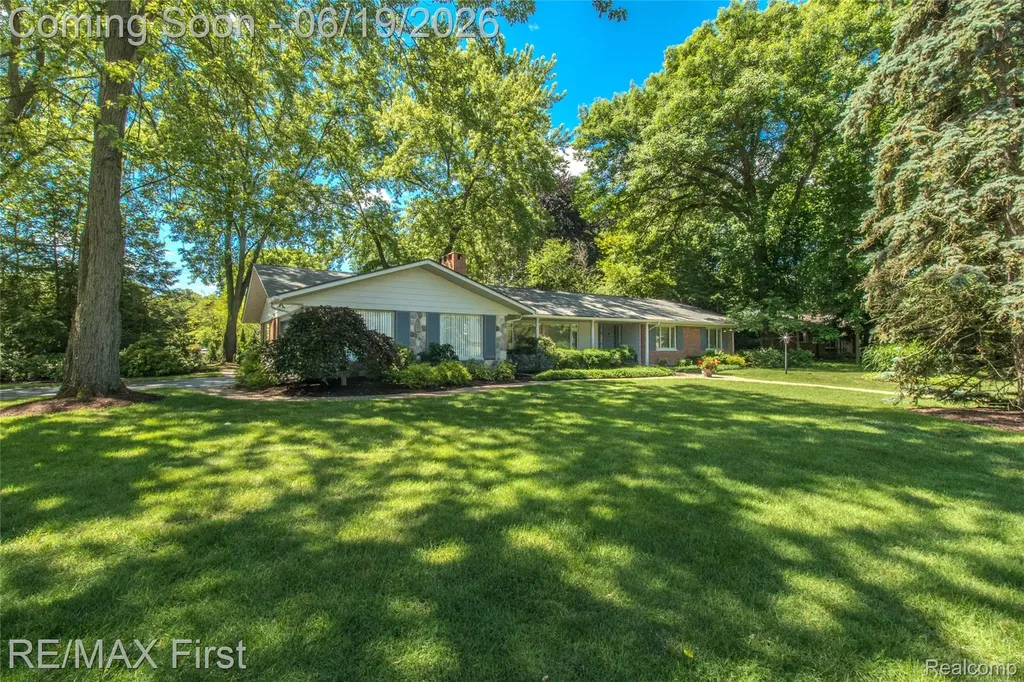 19415 Riverside Drive Beverly Hills Village MI 48025