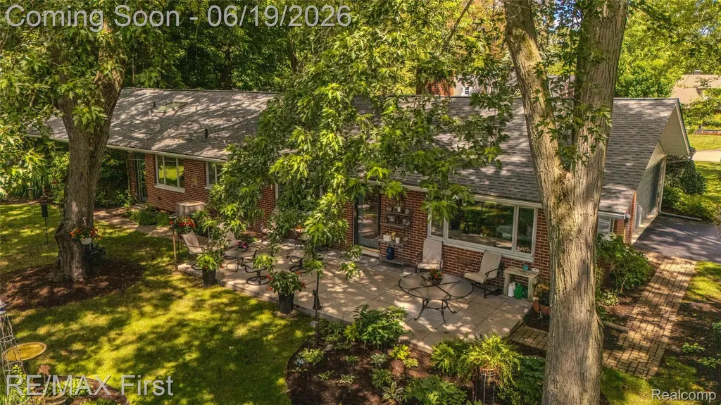 19415 Riverside Drive Beverly Hills Village MI 48025