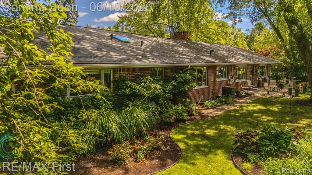 19415 Riverside Drive Beverly Hills Village MI 48025