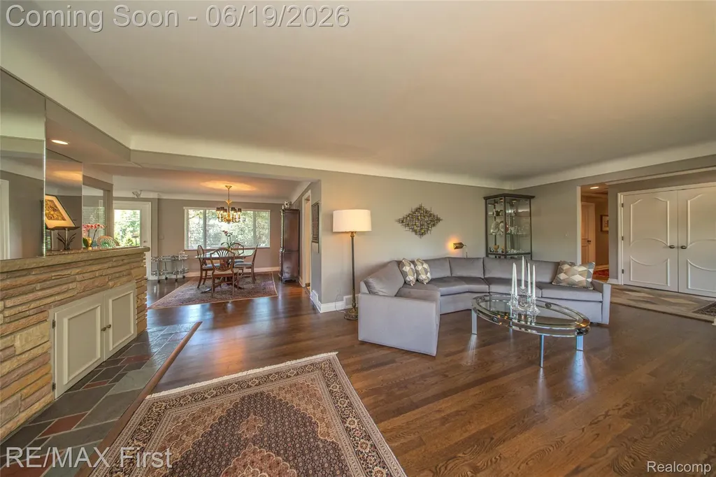 19415 Riverside Drive Beverly Hills Village MI 48025