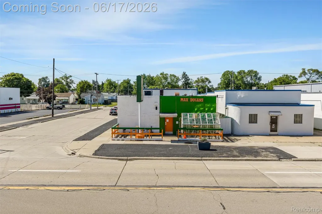 844 E 10 Mile Road Hazel Park City MI 48030