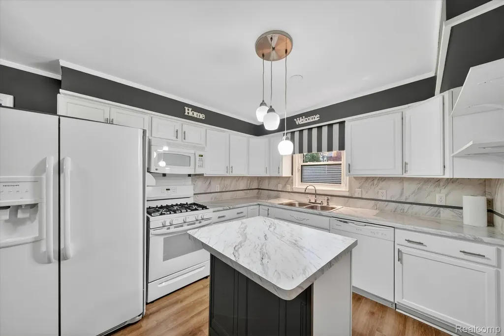 29146 Palomino Drive Warren City MI 48093