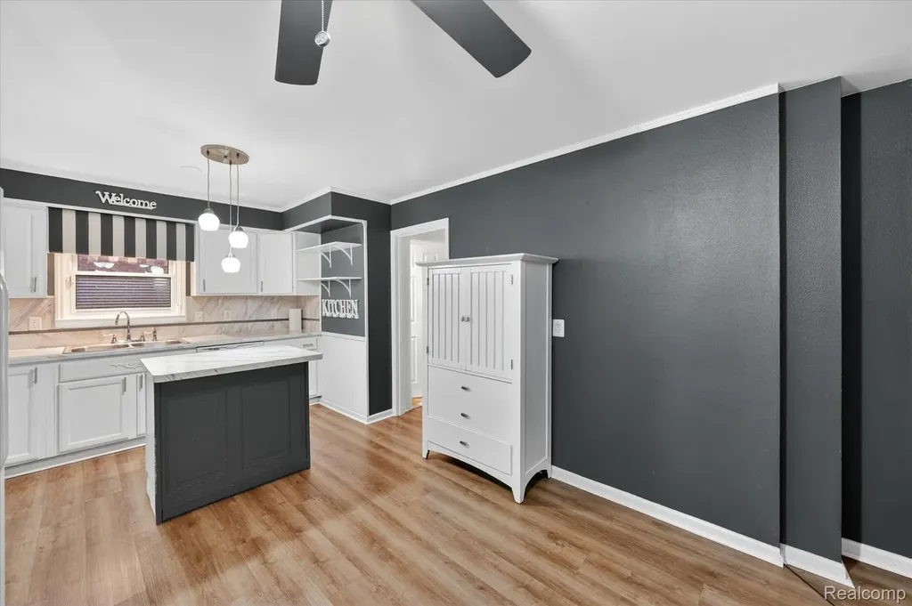 29146 Palomino Drive Warren City MI 48093