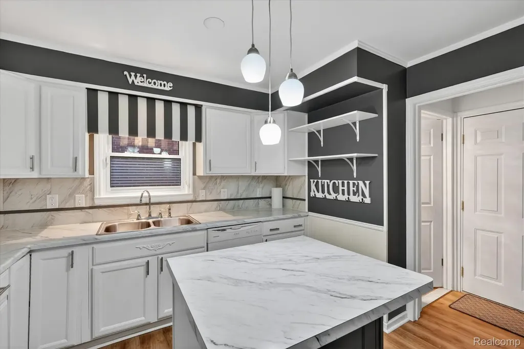 29146 Palomino Drive Warren City MI 48093