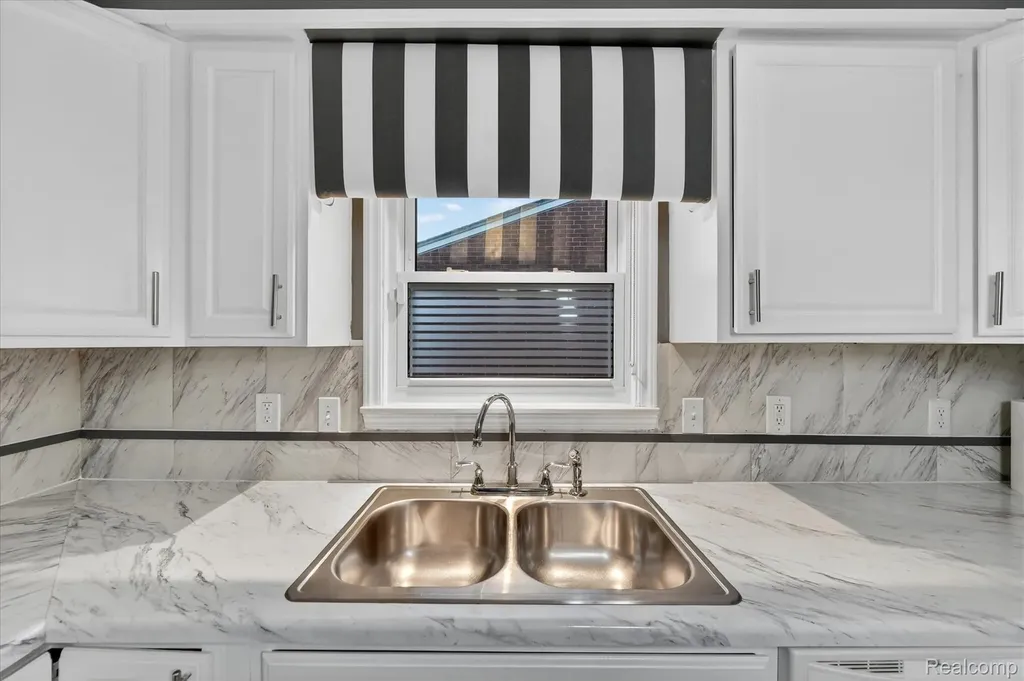 29146 Palomino Drive Warren City MI 48093